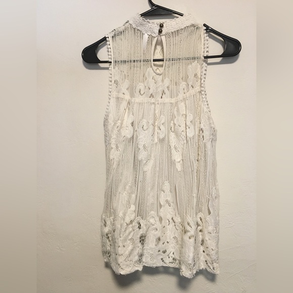 Delicate lace high neck sleeveless blouse - Picture 2 of 5